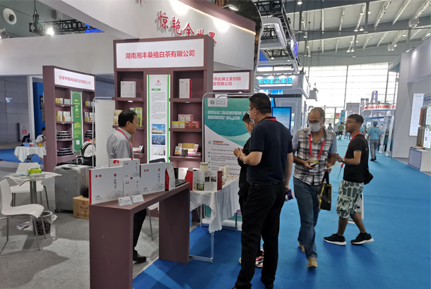 外国有人驻足.jpg.png 外国有人驻足.jpg.png