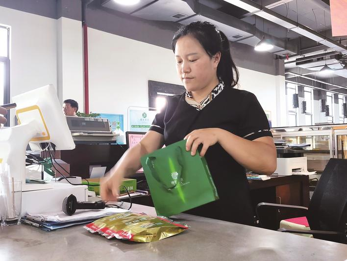 在乐动体育在线_乐动(中国)茶园展示厅里,工作人员正在帮游客结算。宋彬彬 摄.png 在乐动体育在线_乐动(中国)茶园展示厅里,工作人员正在帮游客结算。宋彬彬 摄.png