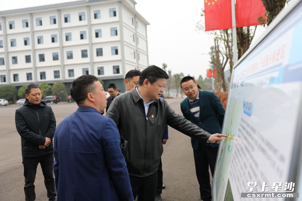 付旭明在桑植工业园B区考察产业发展情况。.jpg 付旭明在桑植工业园B区考察产业发展情况。.jpg