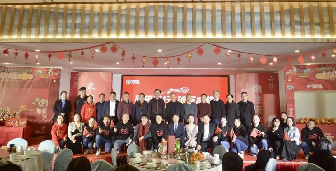 乐动体育在线_乐动(中国)集团主要领导和嘉宾与部分演职人员合影.jpg 乐动体育在线_乐动(中国)集团主要领导和嘉宾与部分演职人员合影.jpg