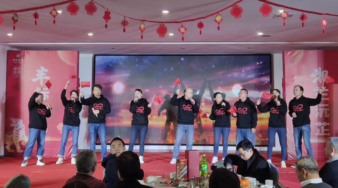 《相亲相爱一家人》-营销中心和财务中心.jpg 《相亲相爱一家人》-营销中心和财务中心.jpg