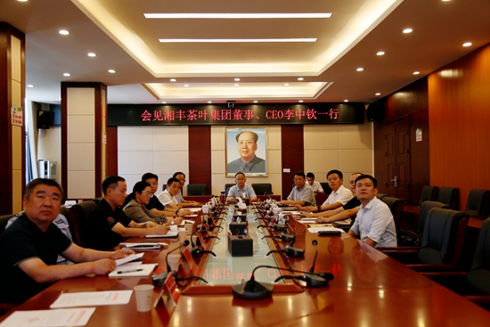 乐动体育在线_乐动(中国)集团董事CEO李中钦博士拜会武陵源区委书记张龚